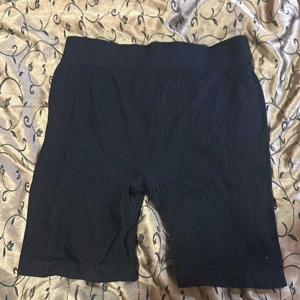 Black snaching butt lift bike shirt